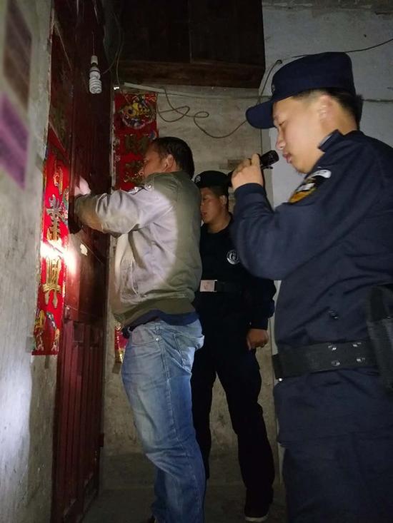 六枝特区粗心妈妈误将幼女锁家中 