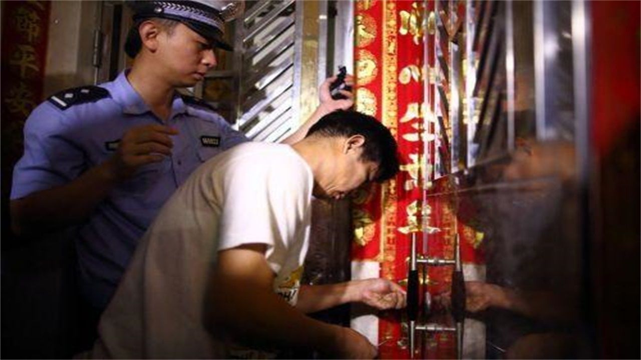 六枝特区请开锁师傅开了锁后，师傅